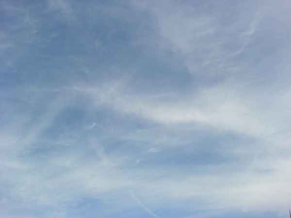 Himmel mit leichten Wolken