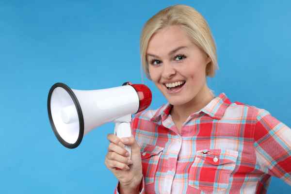 Frau mit Megaphon