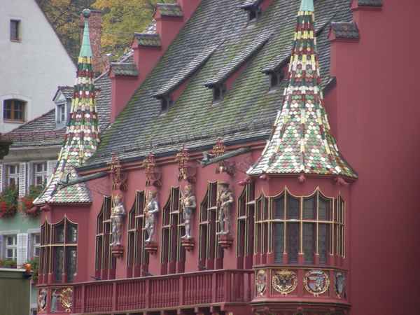 Figuren am alten Kaufhaus in Freiburg Breisgau