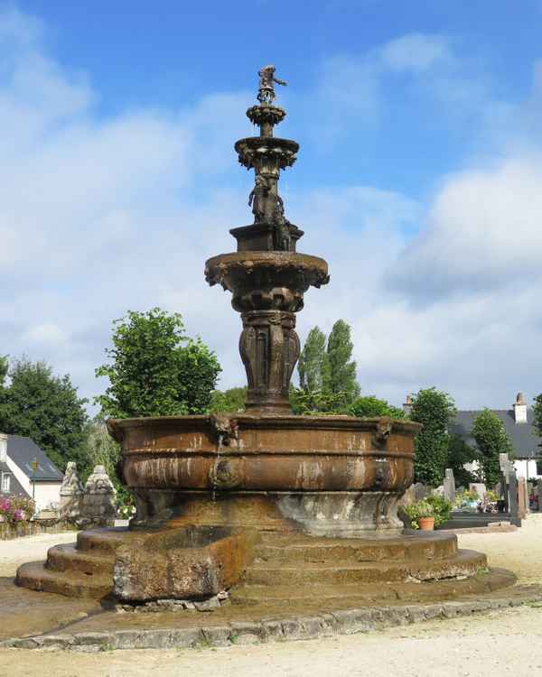 Historischer Brunnen St-Jean-du-Doigt