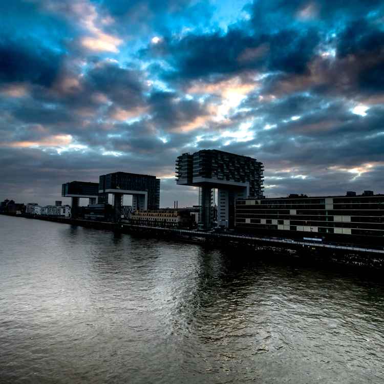 Kölner Kranhäuser im Winter