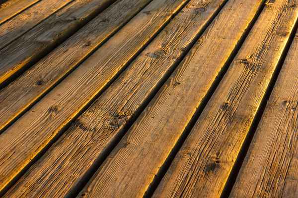Holzbohlen in der Abendsonne