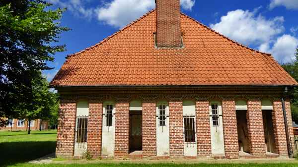 Schloß Clemenswerth - Historische Abortanlage an der Rückseite des Pavillons Paderborn