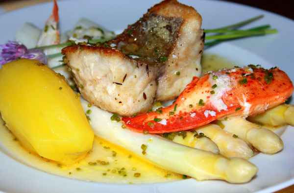 Seeteufel und Hummer auf Spargel 2