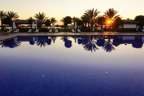 Sundown mit Pool und Palmen