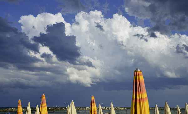 Gewitterwolken am Strand von Rimini