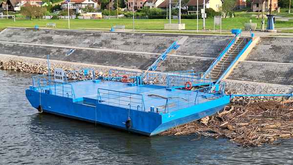 Anleger mit Treibholz