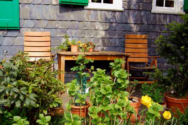 romantischer Vorgarten eines Bergischen Schieferhauses