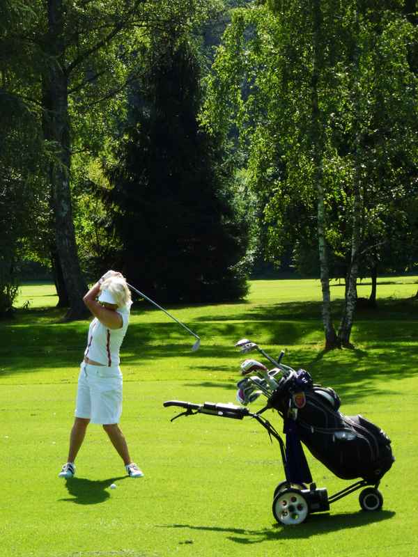Golfseniorin auf der Golfrunde
