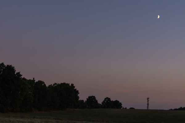 Seht ihr den Mond dort stehen?