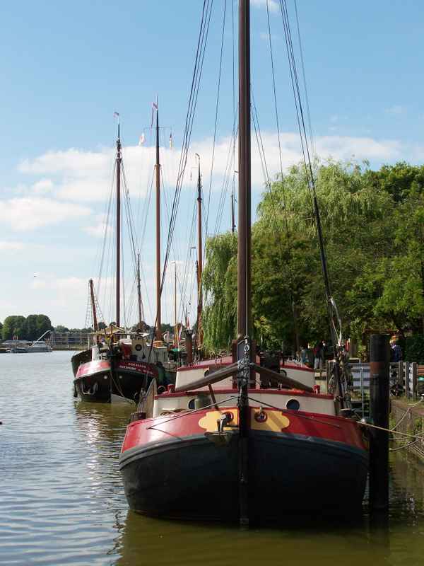 Plattbodenschiffe im Hafen von Leer/Ostfriesland