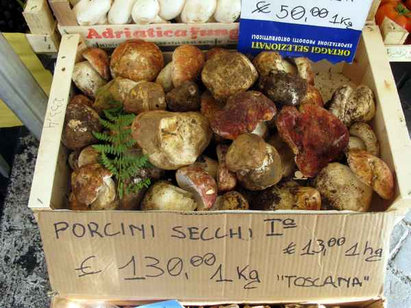 Auf dem Markt in Campo dei Fiori in Rom