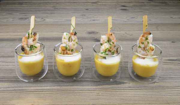 Kürbiscremesuppe mit Garnelen