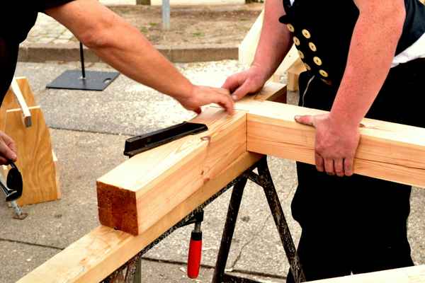 Der Zimmermann bei der Arbeit