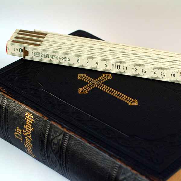 Bibel und Zollstock