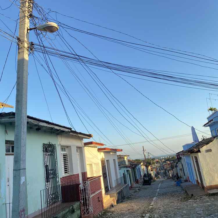 Energieversorgung und Energiewende: Stromkabel auf Kuba