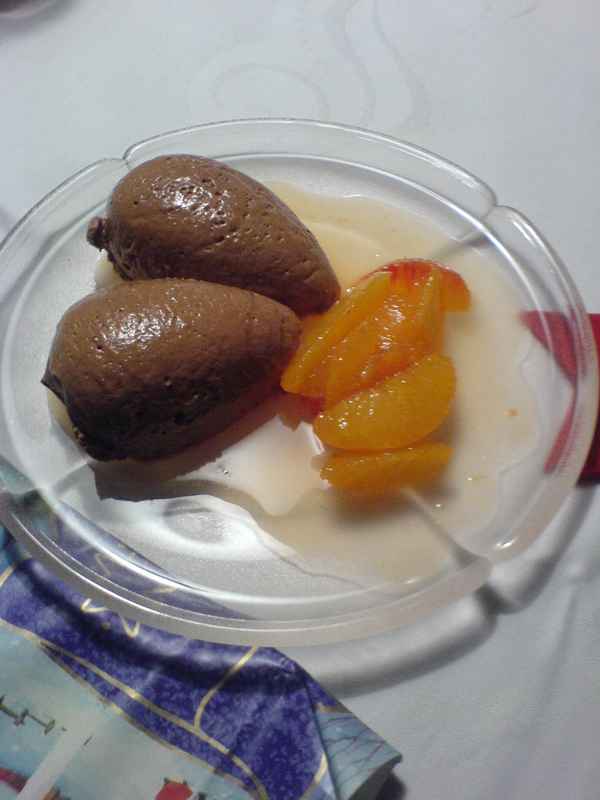 Mousse au chocolat mit Orangensalat