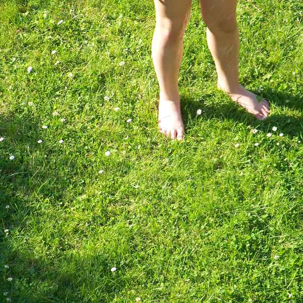 Kinderfüße im Gras