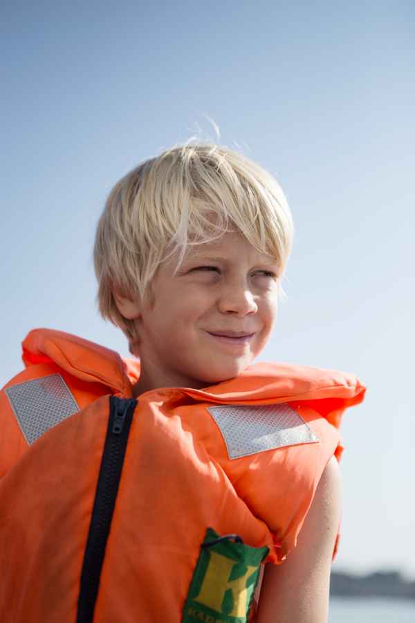 Junge mit Schwimmweste