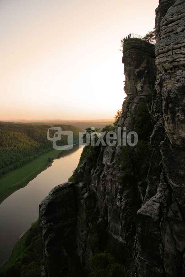 Elbe und Basteifelsen am Abend