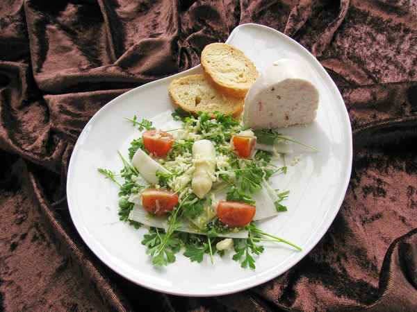Spargelzeit: Schinkenmousse an Spargelsalat