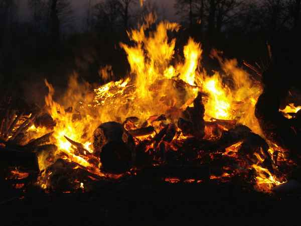 Osterfeuer und Bikebrennen