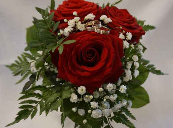 Eheringe - auf Rosen gebettet