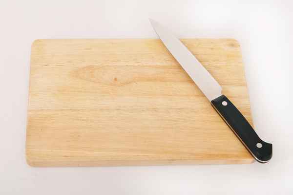 Messer auf Holzbrett
