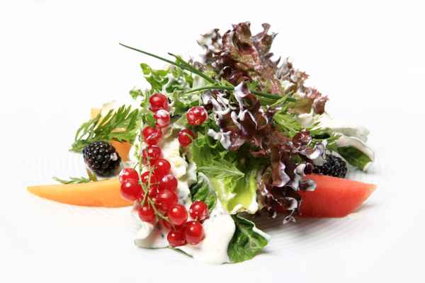 Knackiger Blattsalat mit frischen Früchten