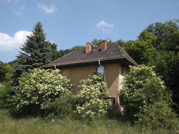 Altes Haus an der Bahn