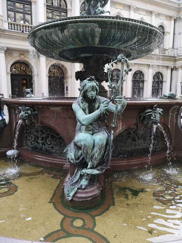Brunnenfigur am Hmb. Rathaus