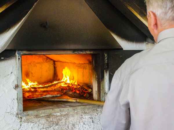 Pizzabacken im Holzbackofen