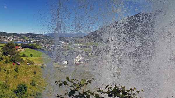 Wassergardine - Hinter dem Wasserfall Steinsdalfossen