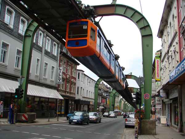 Wuppertaler Schwebebahn in W-Vohwinkel #2
