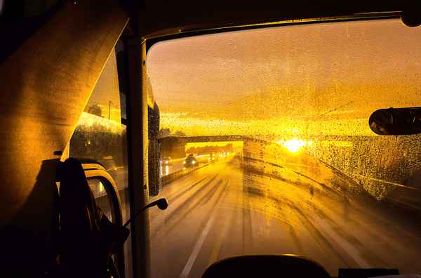Autobahn mit Regen und Gegenlicht
