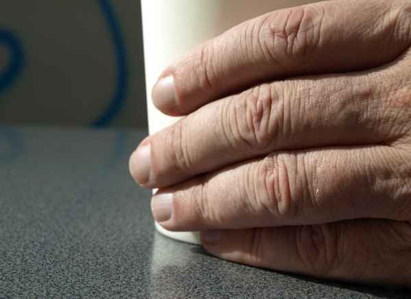 Finger am Becher