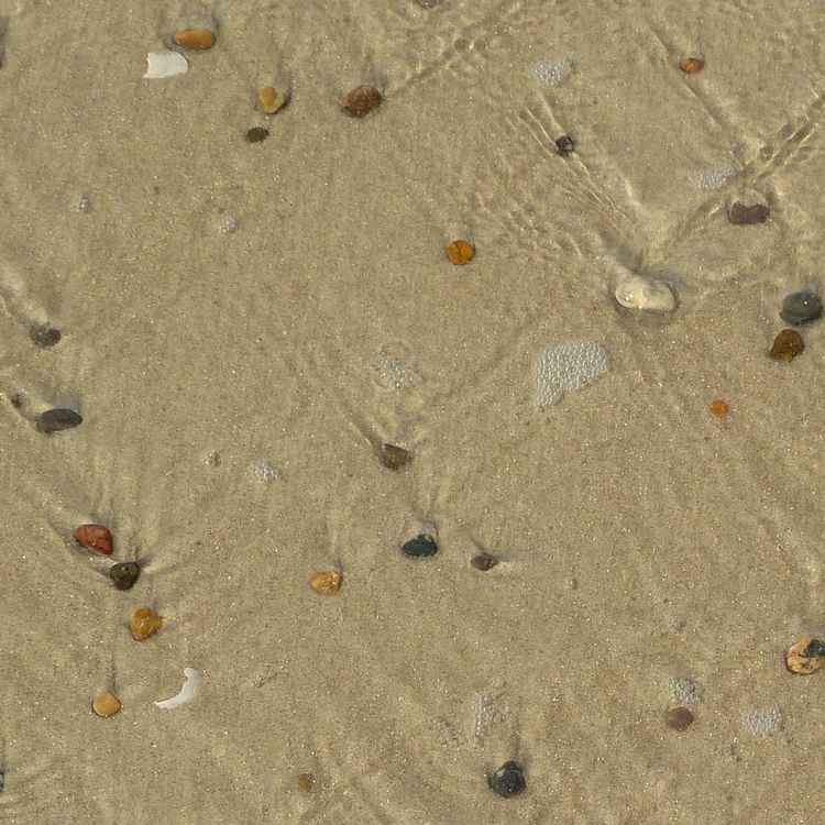Ablaufendes Meerwasser über Steine und Sand