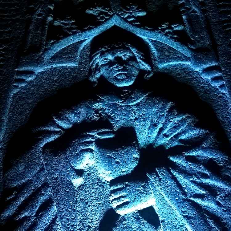 Grabplatte Priester mit Kelch