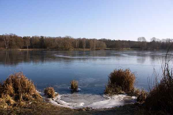 Zugefrorener See
