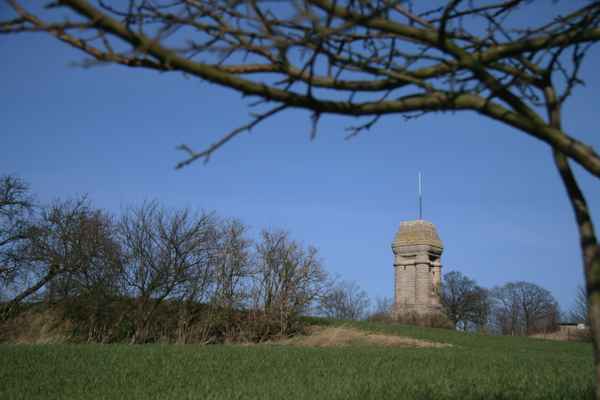 März am Bismarckturm auf dem Reuster Berg