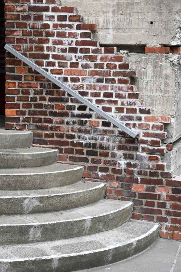 geschwungen auslaufende Treppe