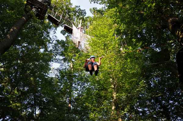 Am Seil im Kletterpark