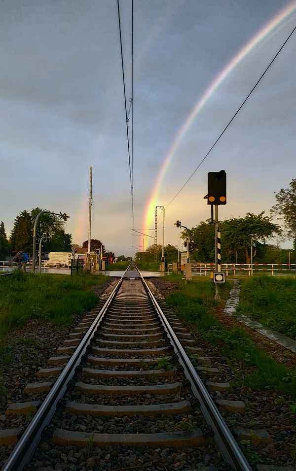Regenbogen über der Schiene