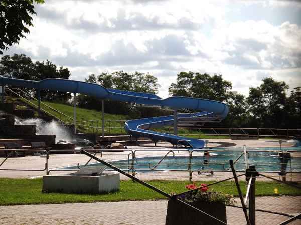 Eine Wasserrutsche im Freibad