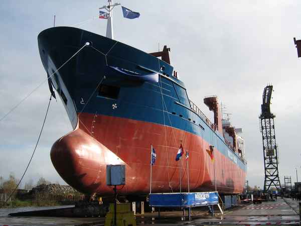 Vor der Schiffstaufe