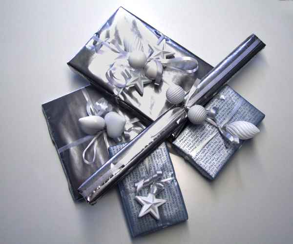 Geschenke in silber-weiss