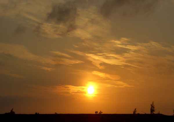 Spaziergang vor untergehender Sonne in Greetsiel