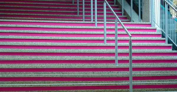 Aufgang mit pink