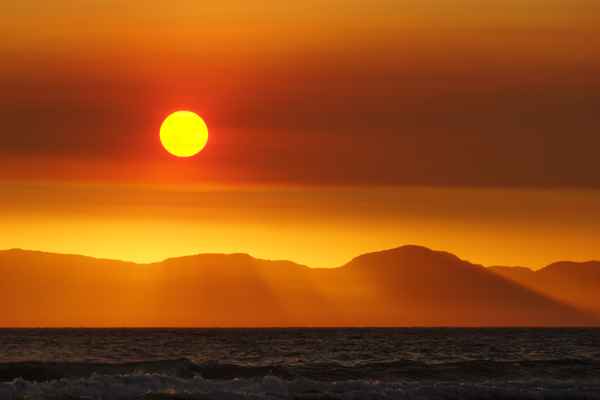 rotgoldene Sonnenkugel