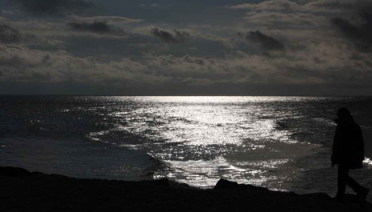 Dunkler Strand mit Silhuette